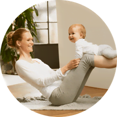 Consultation astrologique pour bébé. Femme balançant un bébé sur ses jambes